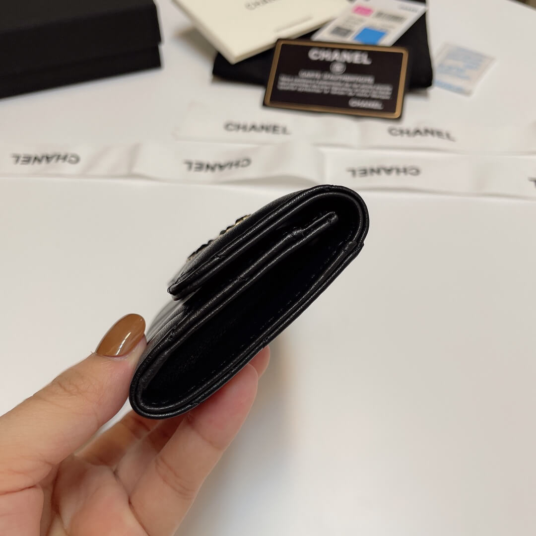 CHANEL 19 card holder with flap