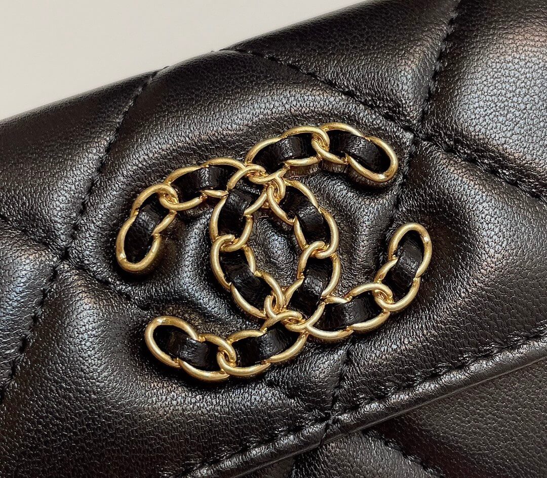 CHANEL 19 card holder with flap