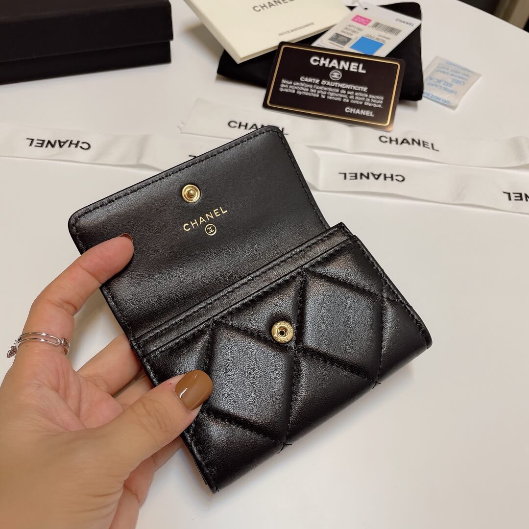 CHANEL 19 card holder with flap
